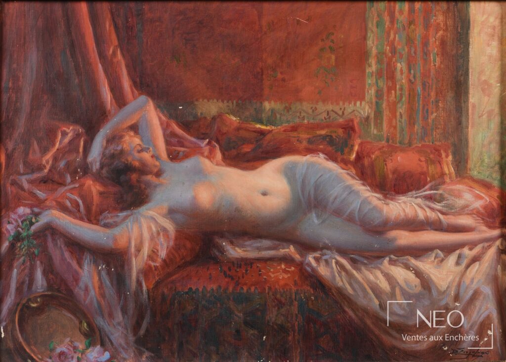 Femme allongée sur un divan dans un intérieur aux tons rouges