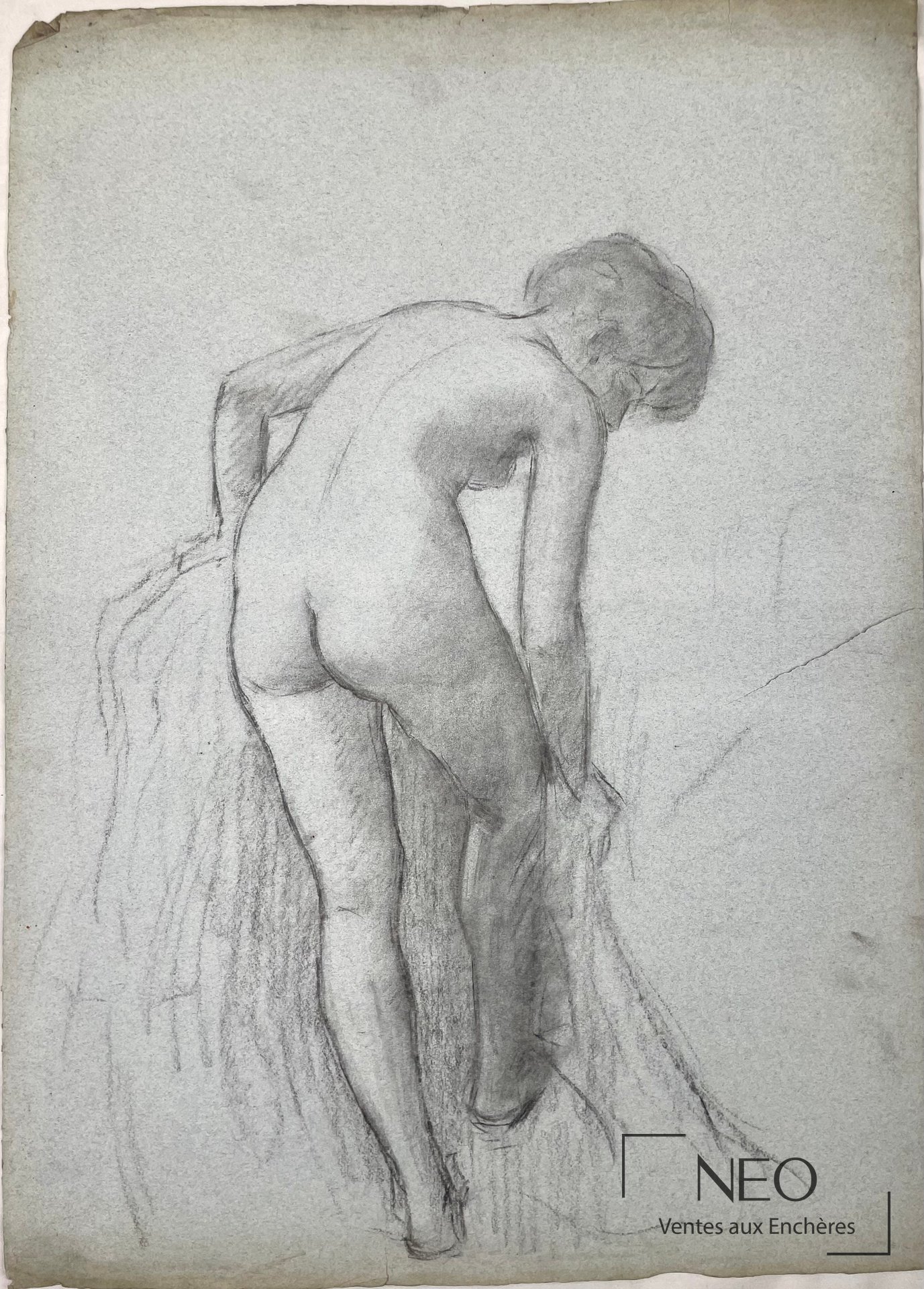 Dessin au fusain d'une femme nue vue de dos sur papier teinté