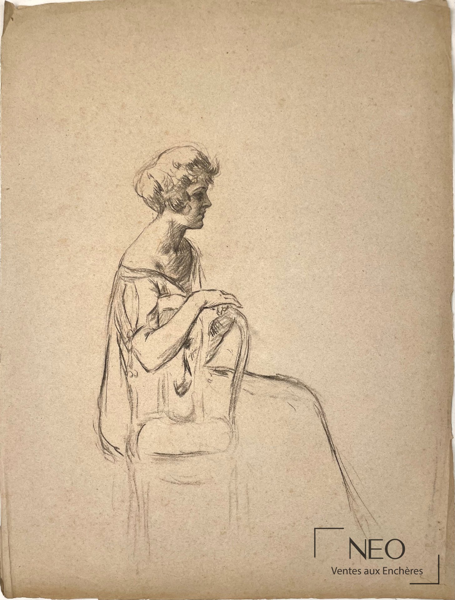 Étude au fusain d'une femme assise de profil sur papier teinté