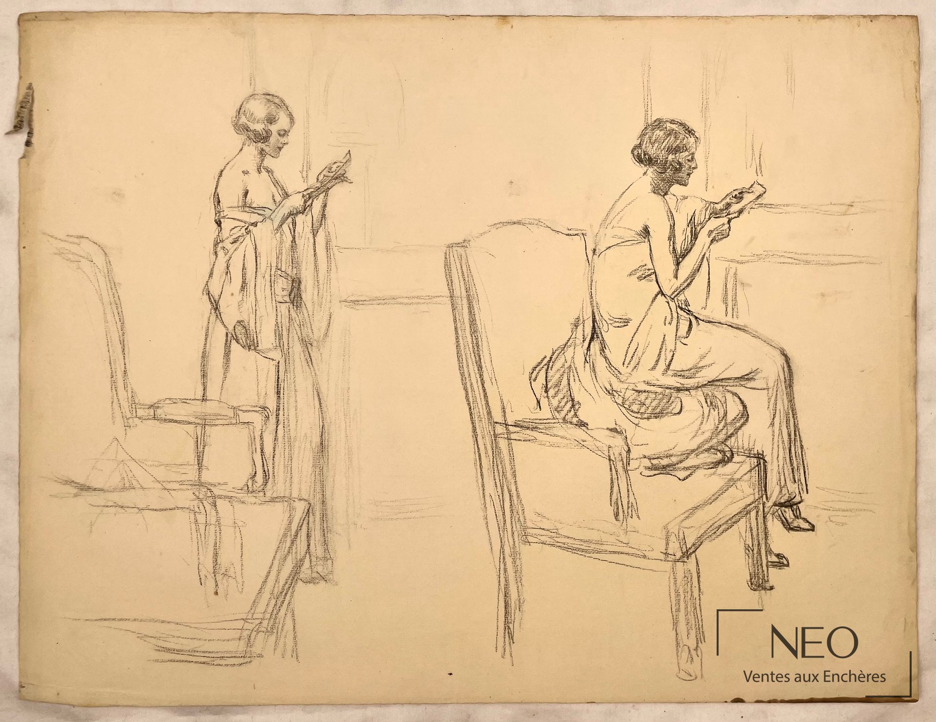 Dessin à la pierre noire représentant une femme lisant