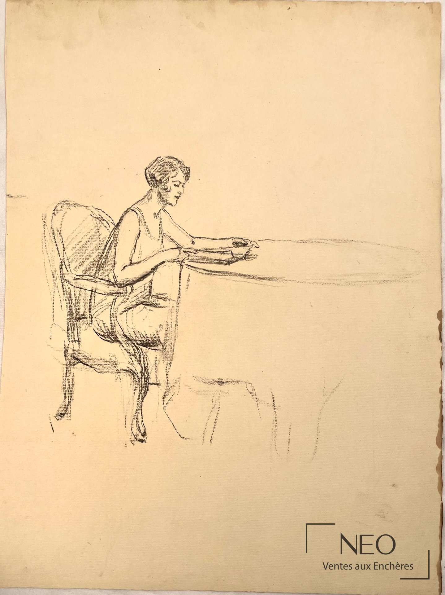 Dessin à la pierre noire représentant une femme assise de profil à une table