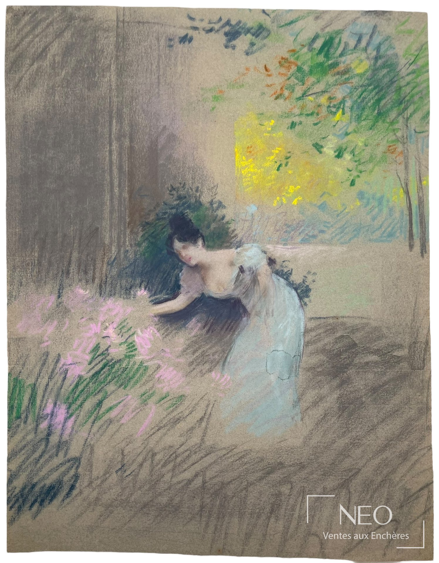 Jeune femme en robe claire dans un jardin