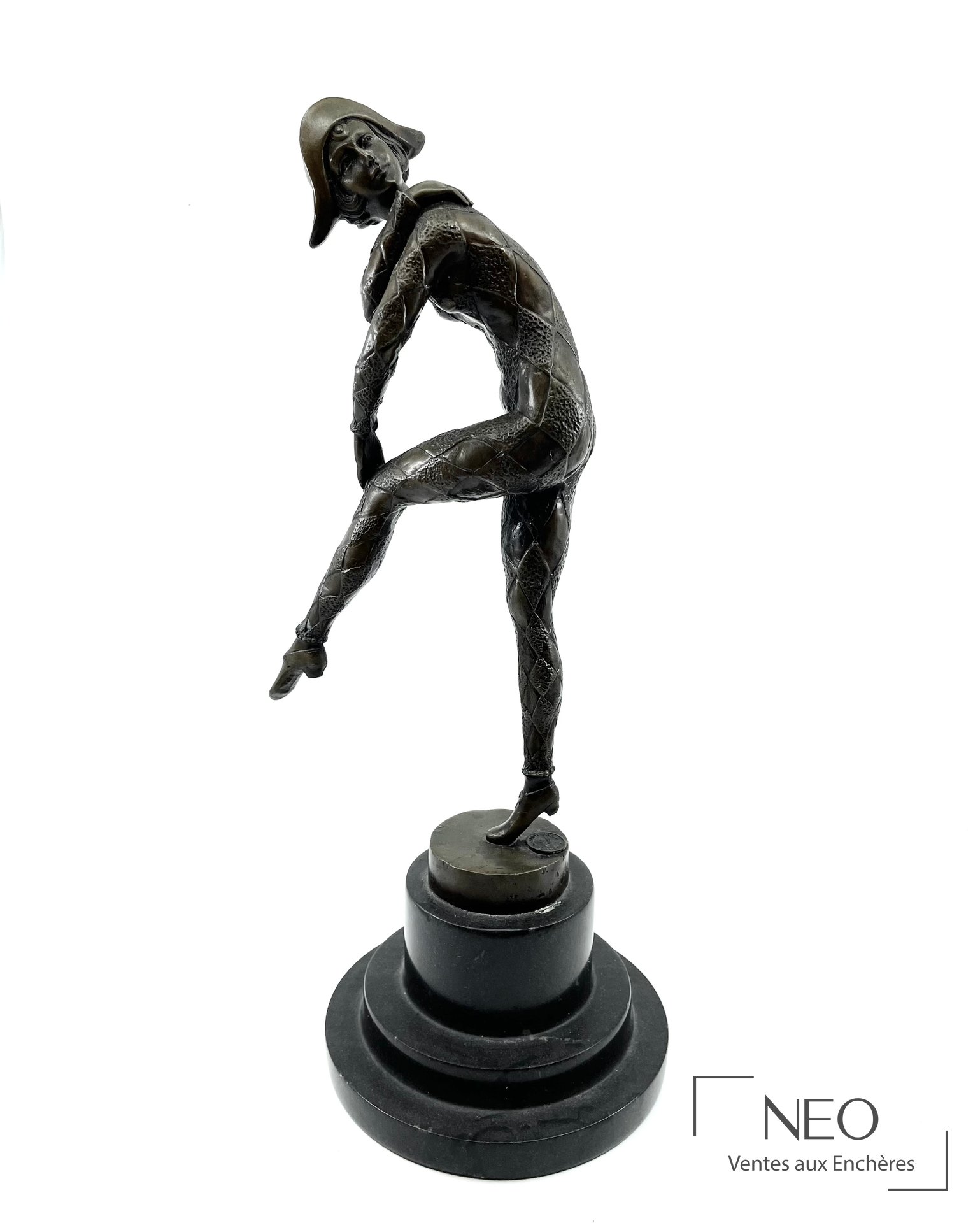 Statuette en bronze d'Arlequin de Demeter Chiparus sur socle circulaire noir