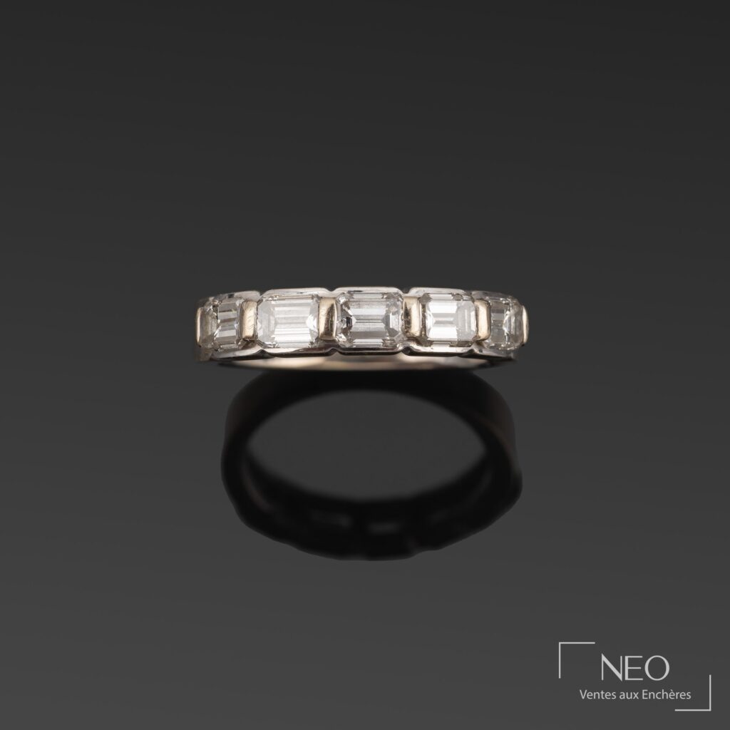 Demi-alliance américaine en platine sertie de diamants baguette