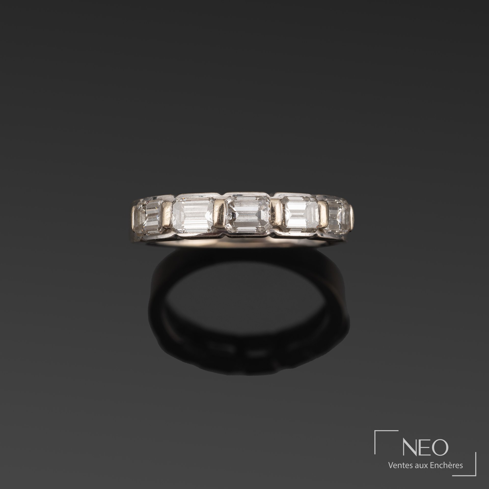 Demi-alliance américaine en platine sertie de diamants baguette