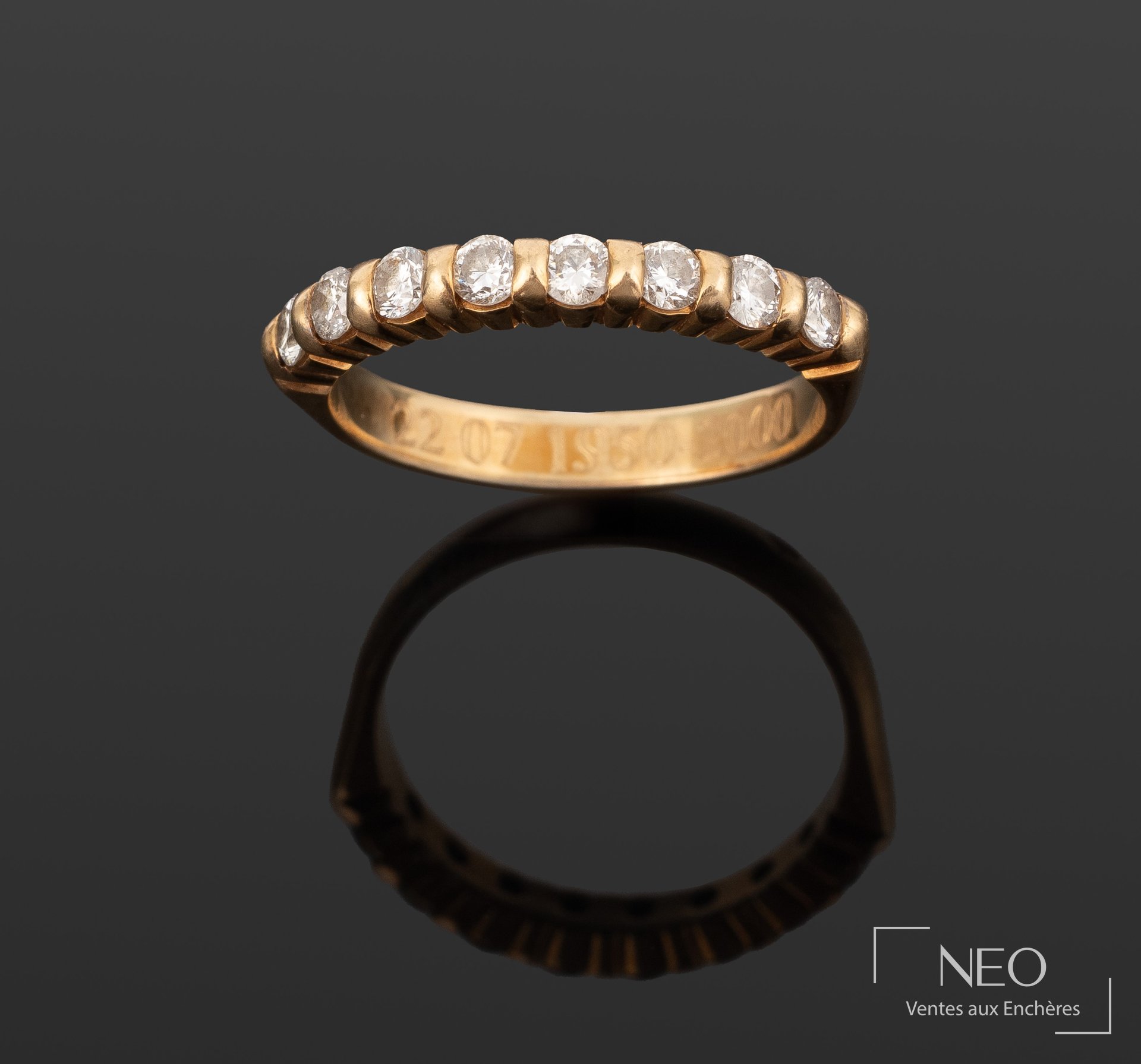 Demi-alliance en or jaune sertie de diamants sur fond sombre