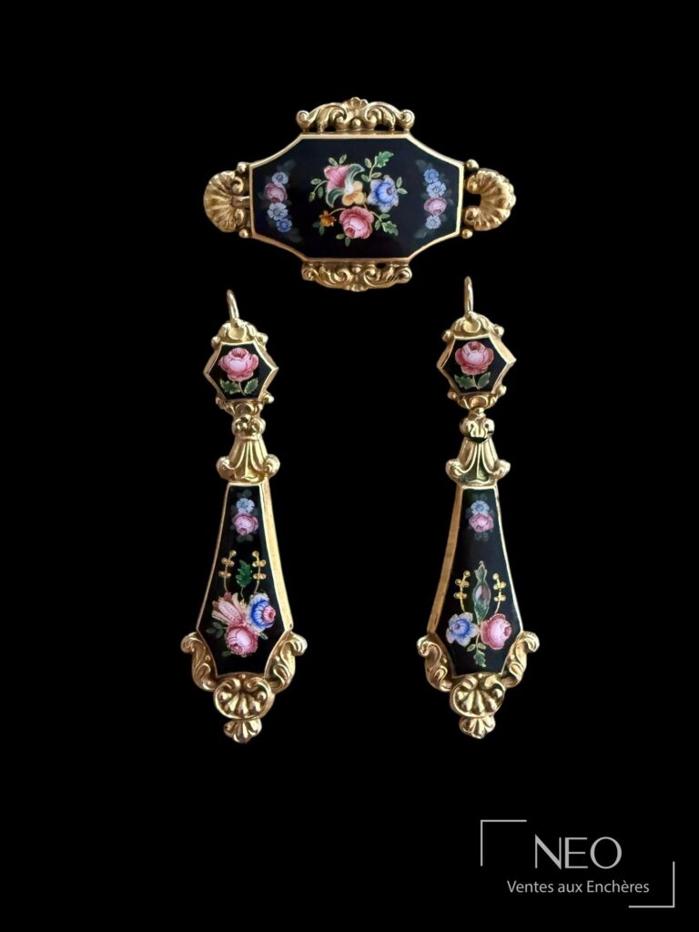 Demi-parure en or jaune et émail polychrome comprenant broche et pendants d'oreille.