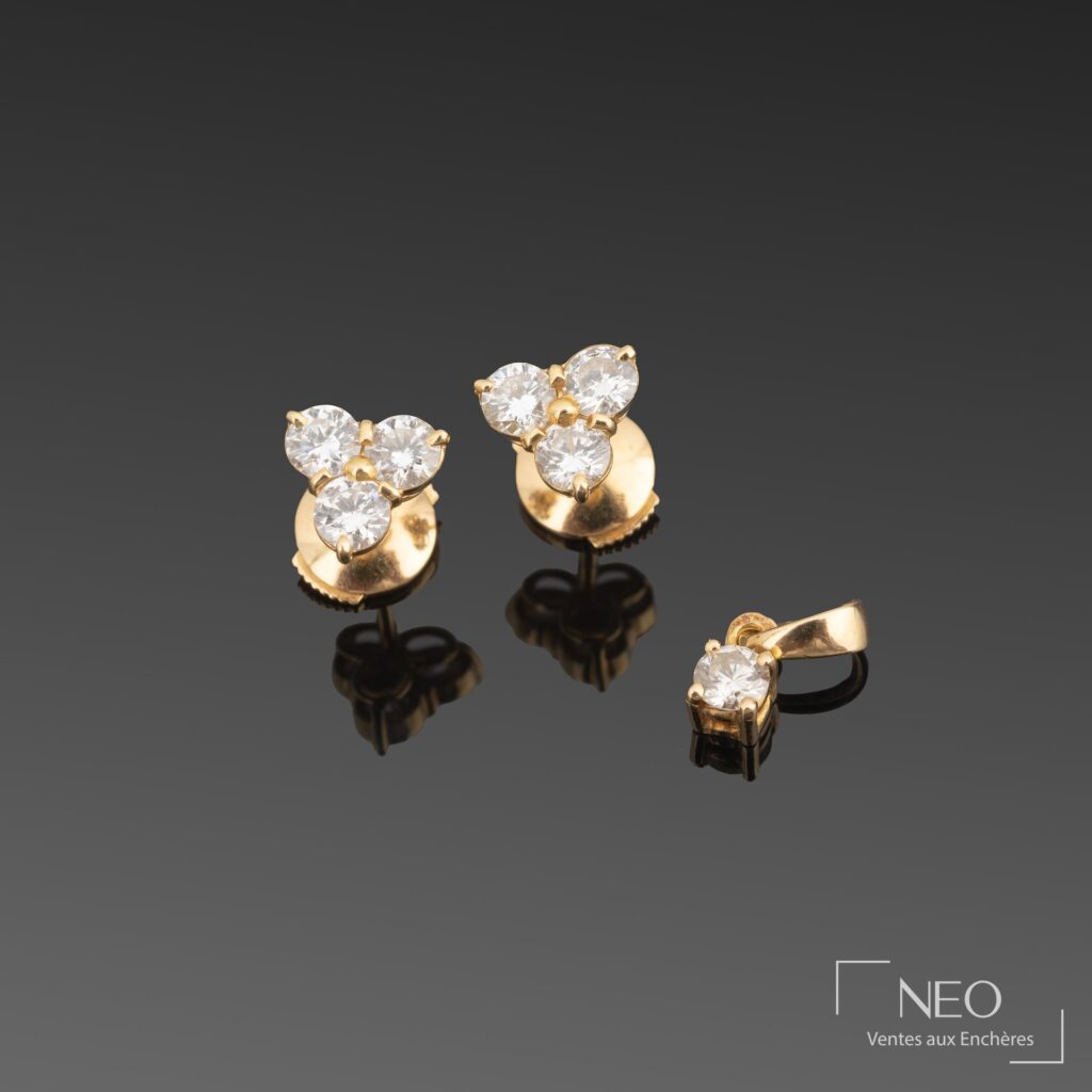 Demi-parure en or jaune 18K avec boucles d'oreilles et pendentif sertis de diamants