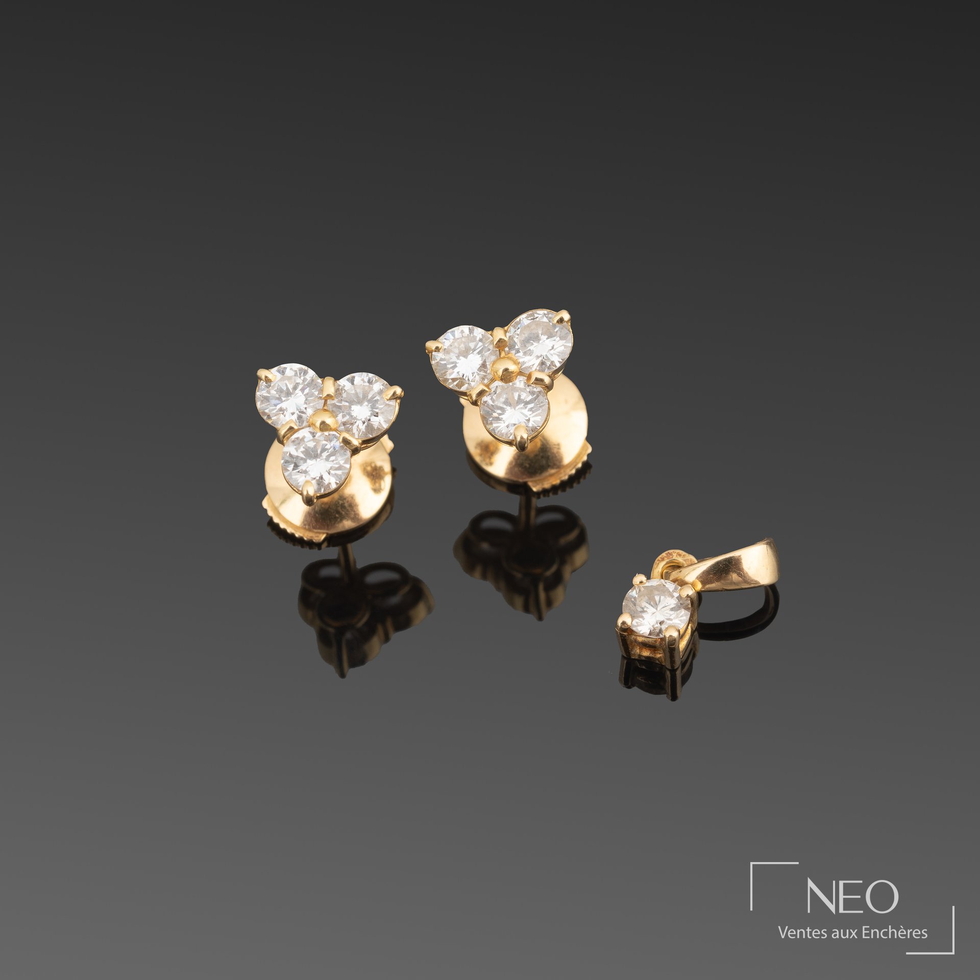 Demi-parure en or jaune 18K avec boucles d'oreilles et pendentif sertis de diamants