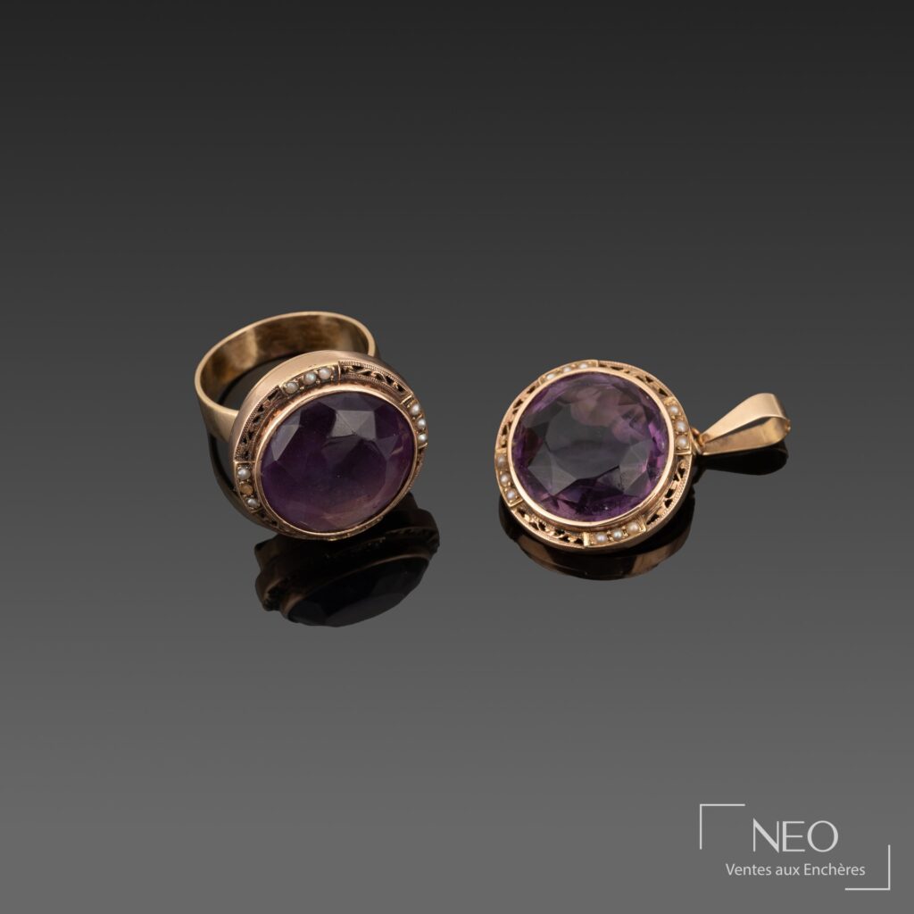 Demi-parure en or jaune avec bague et pendentif centrés d'une pierre violette facettée