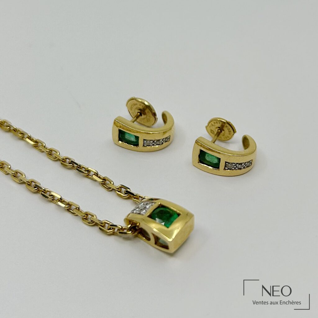 Demi-parure en or jaune avec collier et puces d’oreilles sertis d’émeraudes et de diamants