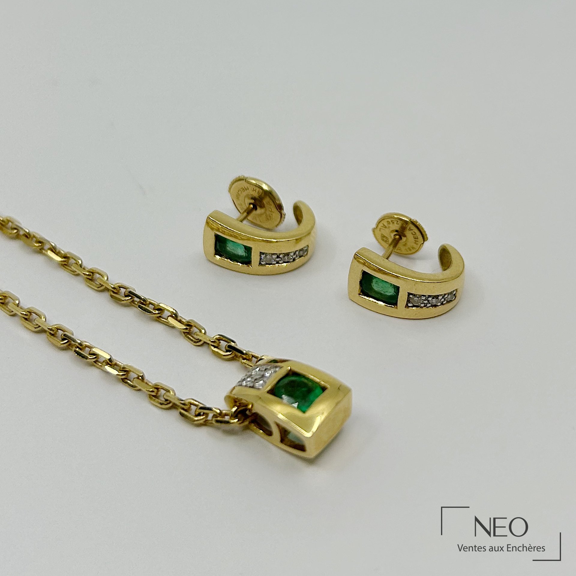 Demi-parure en or jaune avec collier et puces d’oreilles sertis d’émeraudes et de diamants