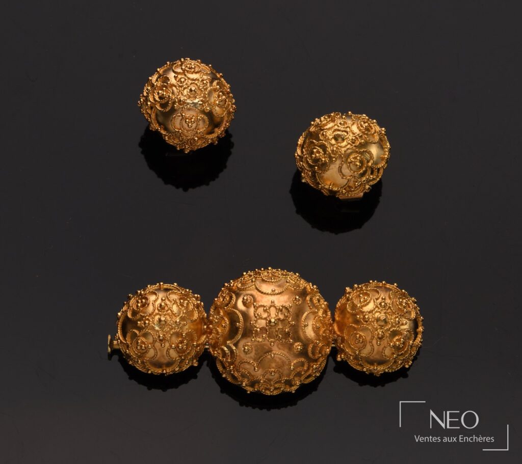 Demie-parure en or jaune avec deux puces d'oreille et une broche à décor de demi-sphères filigranées