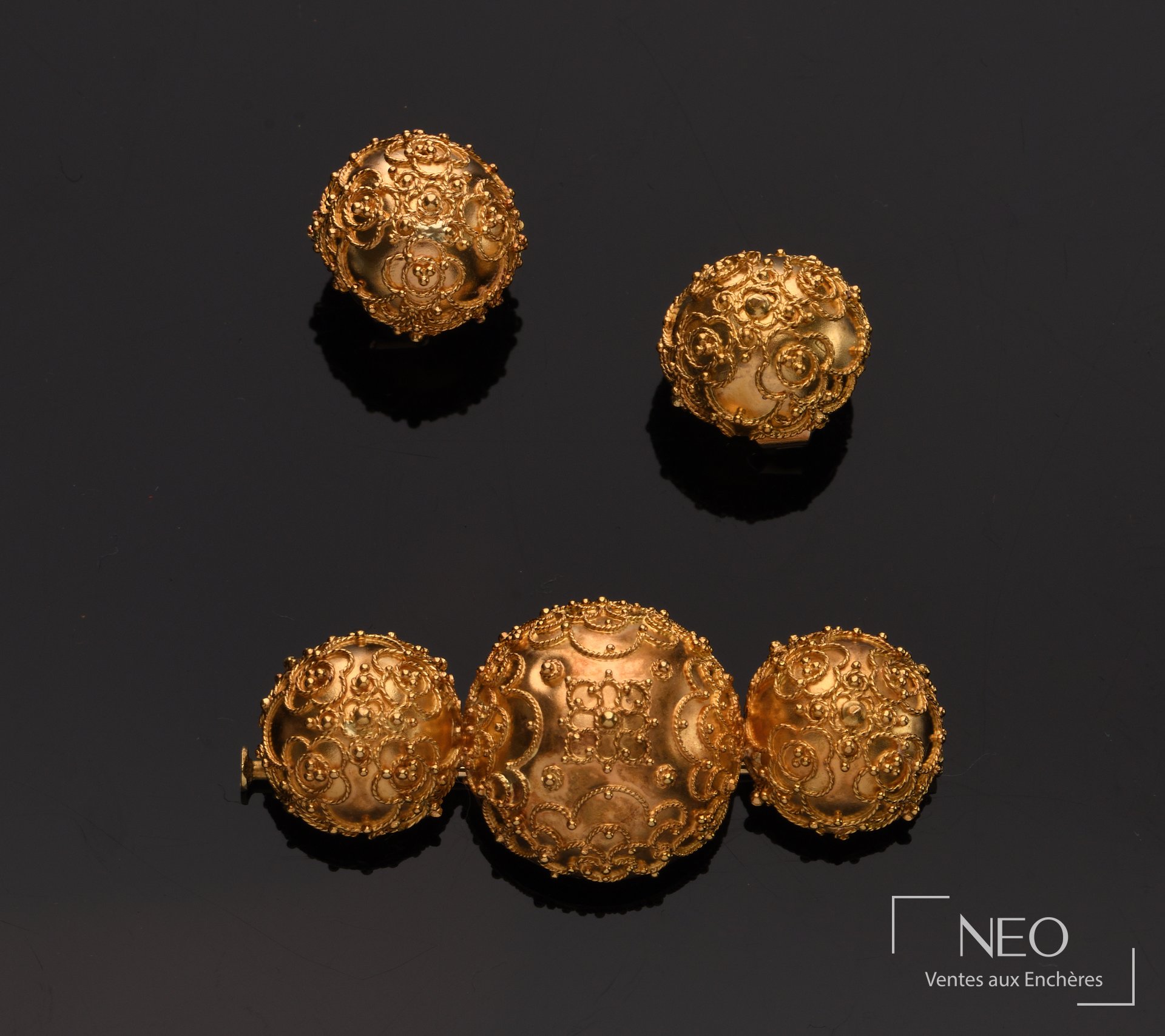 Demie-parure en or jaune avec deux puces d'oreille et une broche à décor de demi-sphères filigranées