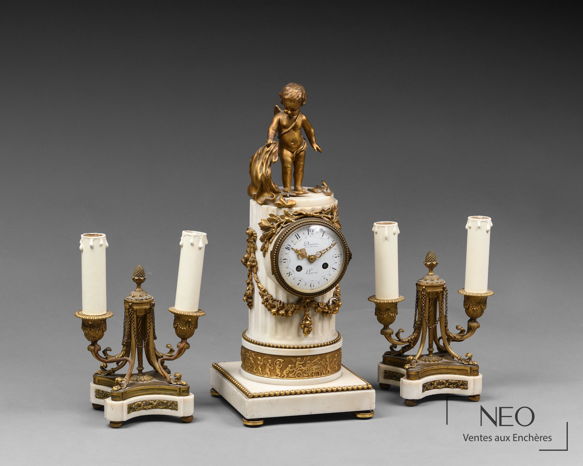 Garniture de cheminée Denière à Paris avec pendule et deux candélabres assortis