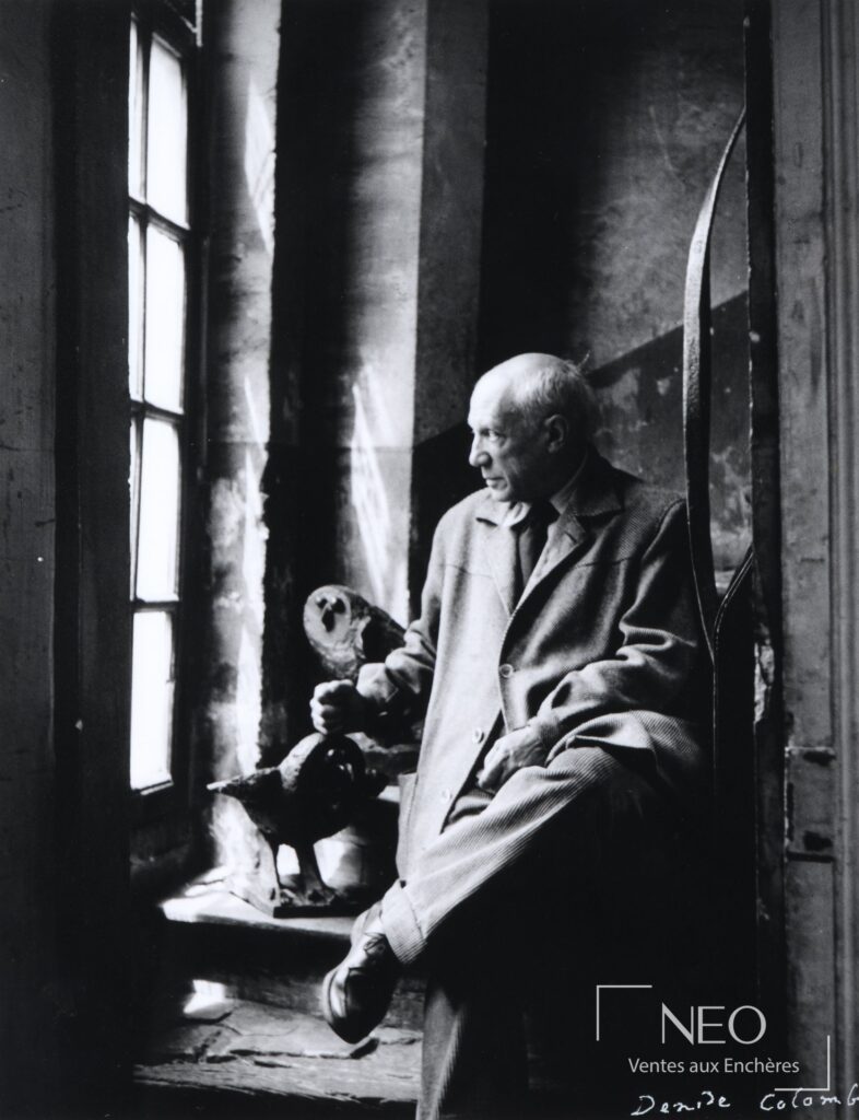 Photographie noir et blanc de Picasso dans son atelier