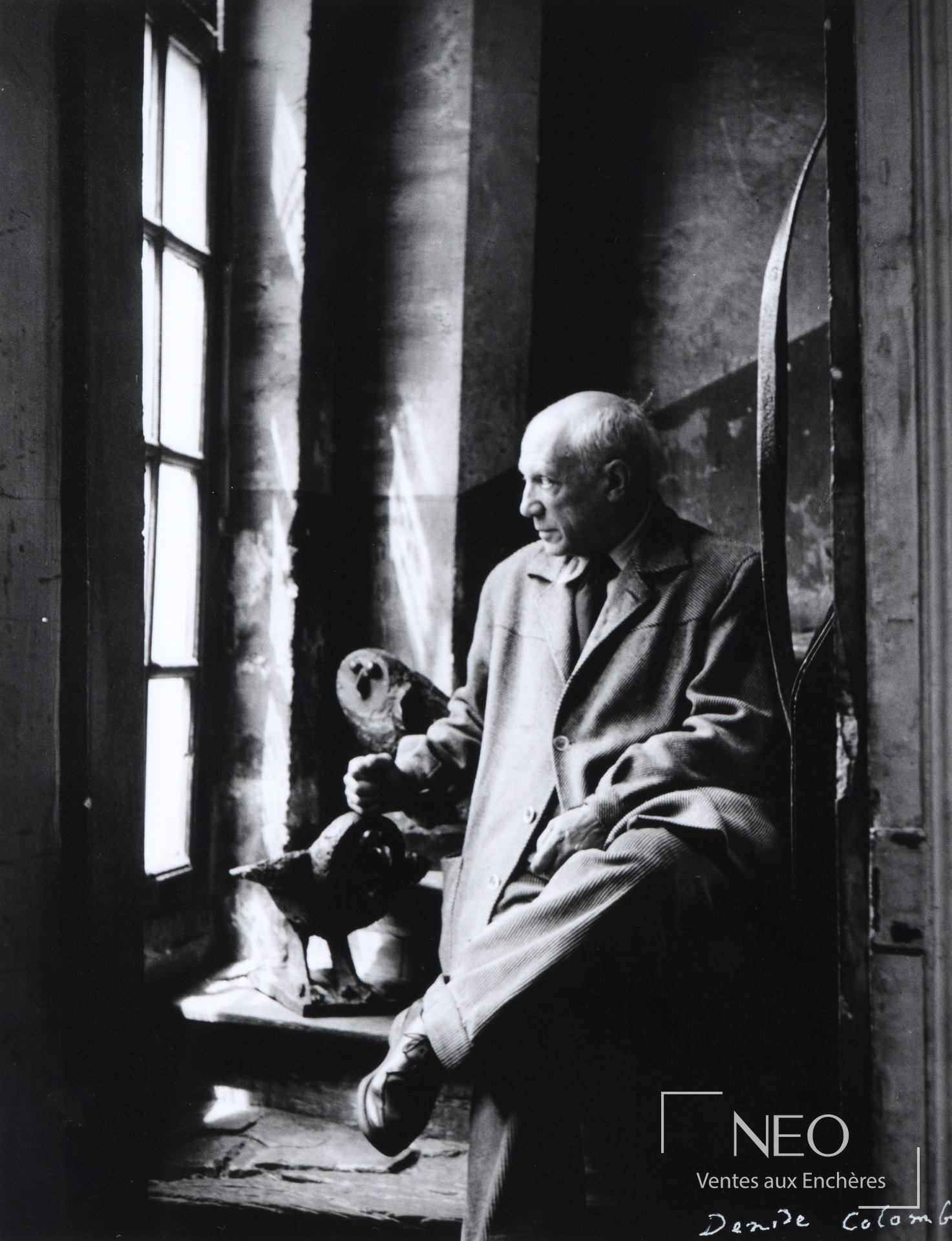 Photographie noir et blanc de Picasso dans son atelier