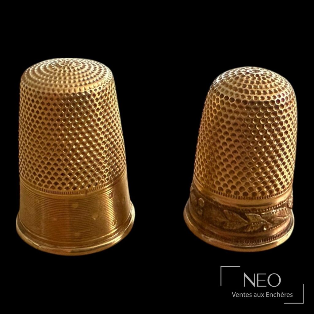 Deux dés à coudre en or jaune 18 carats à décor repercé