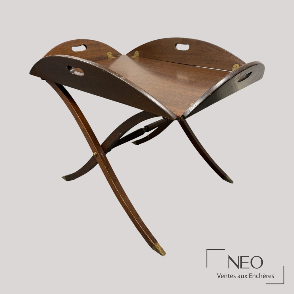 Desserte en bois naturel avec plateau replié et piètement en X