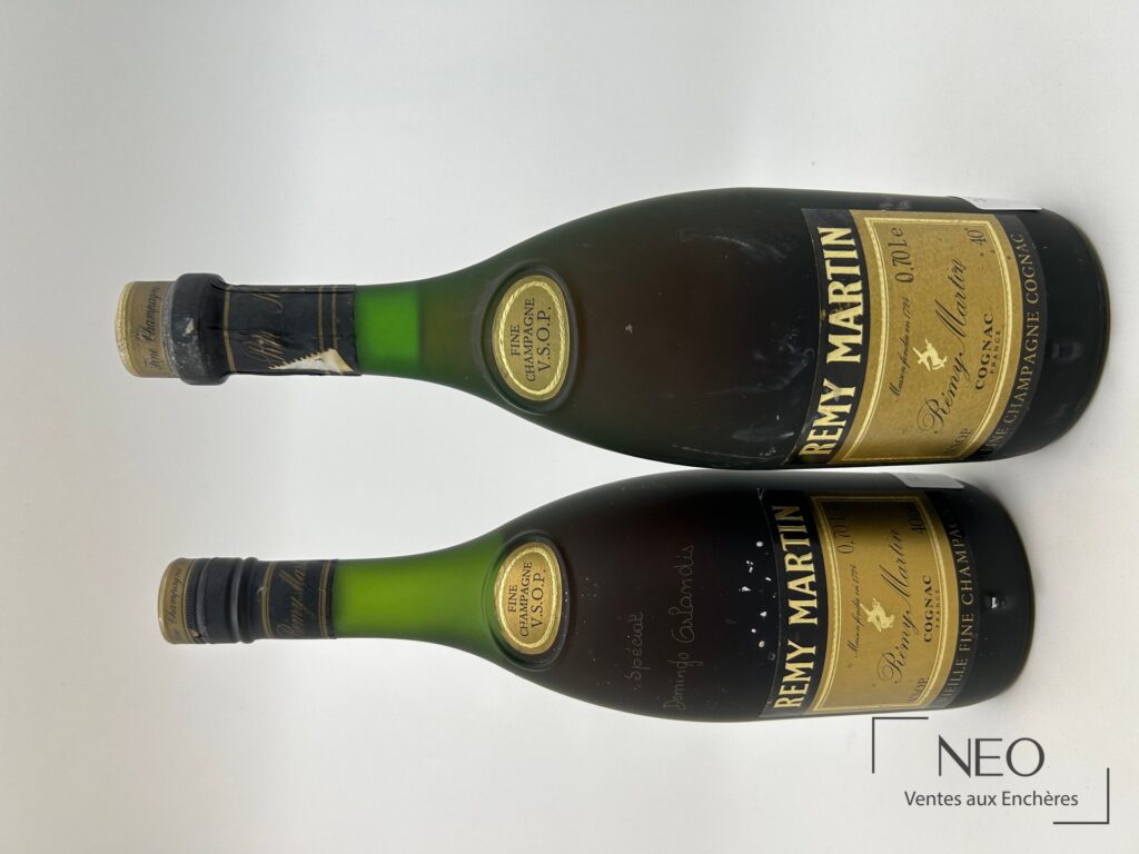 Deux bouteilles de cognac Remy Martin V.S.O.P. posées côte à côte
