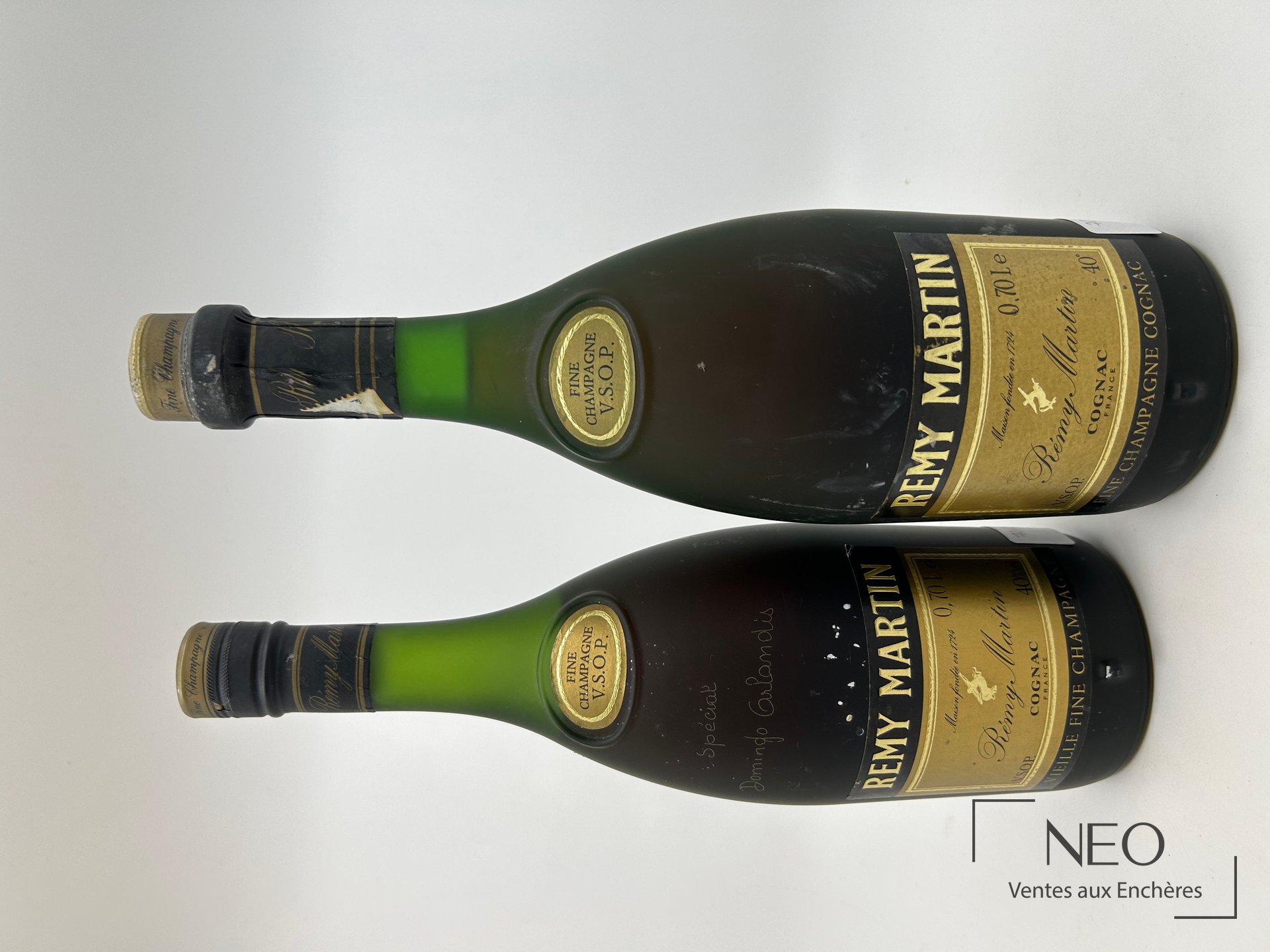 Deux bouteilles de cognac Remy Martin V.S.O.P. posées côte à côte