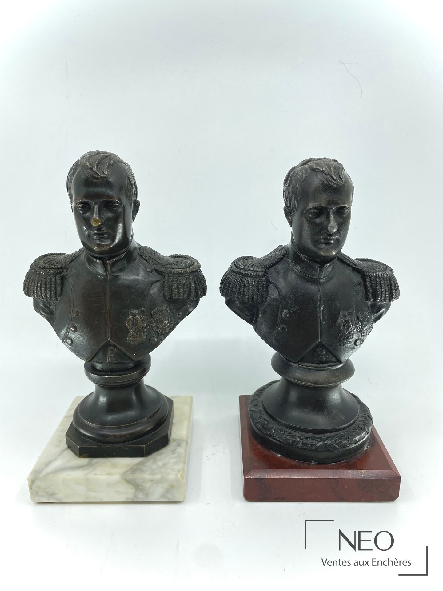 Deux bustes de Napoléon Ier sur socles en marbre