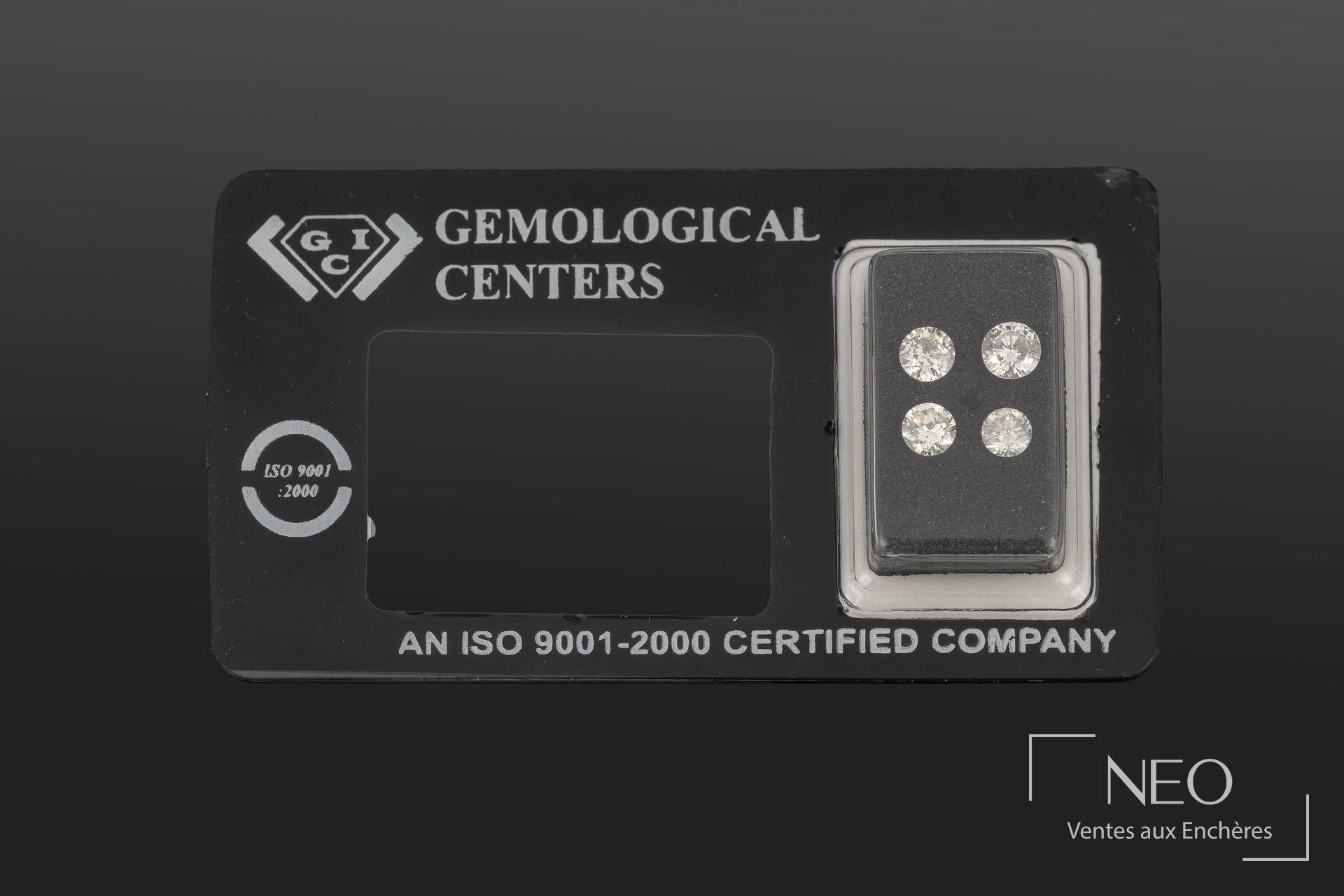 Quatre diamants ronds présentés dans un support noir avec marquage GCI