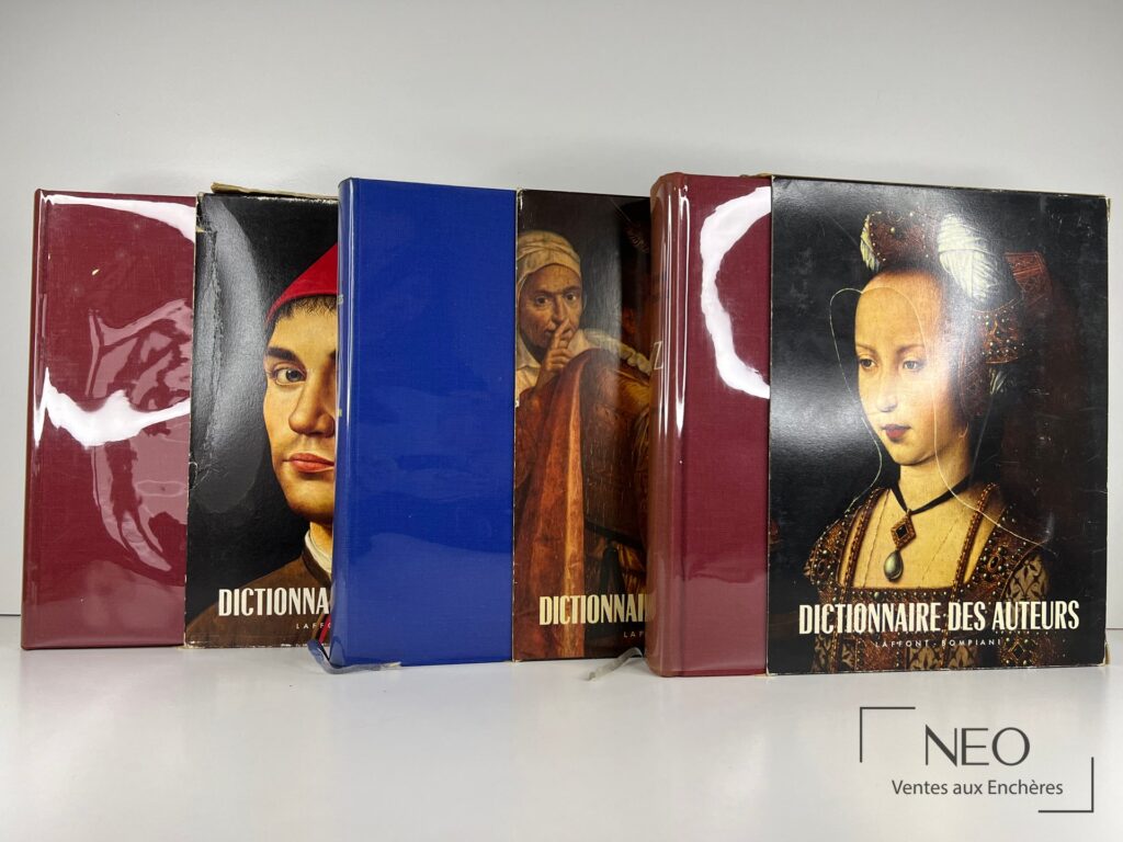 Trois volumes et leurs coffrets illustrés rangés de face.