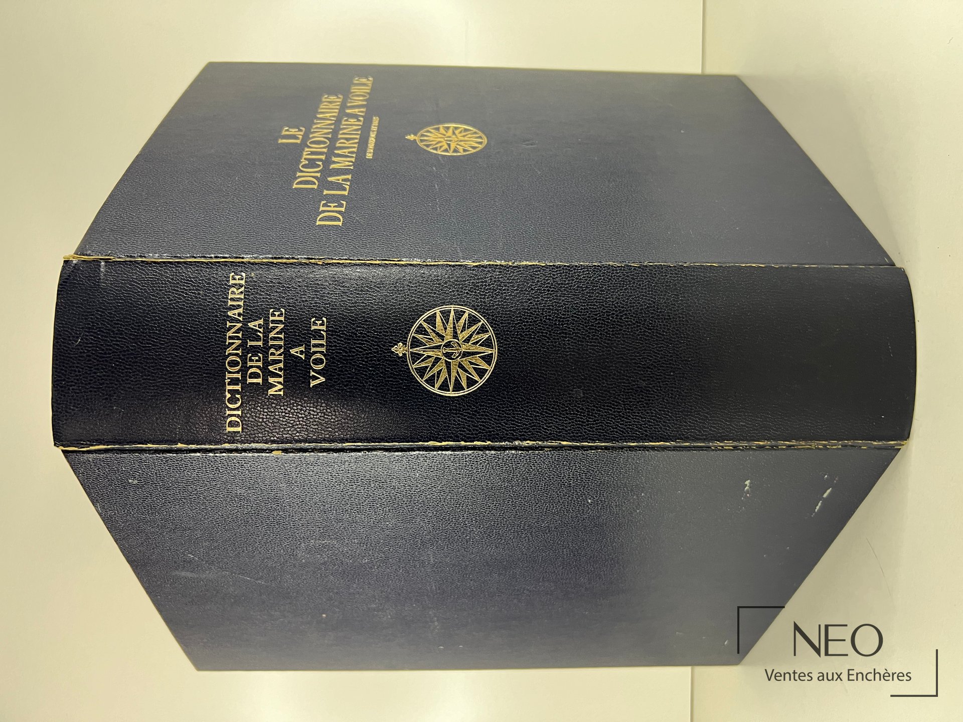 Couverture noire titrée en lettres dorées