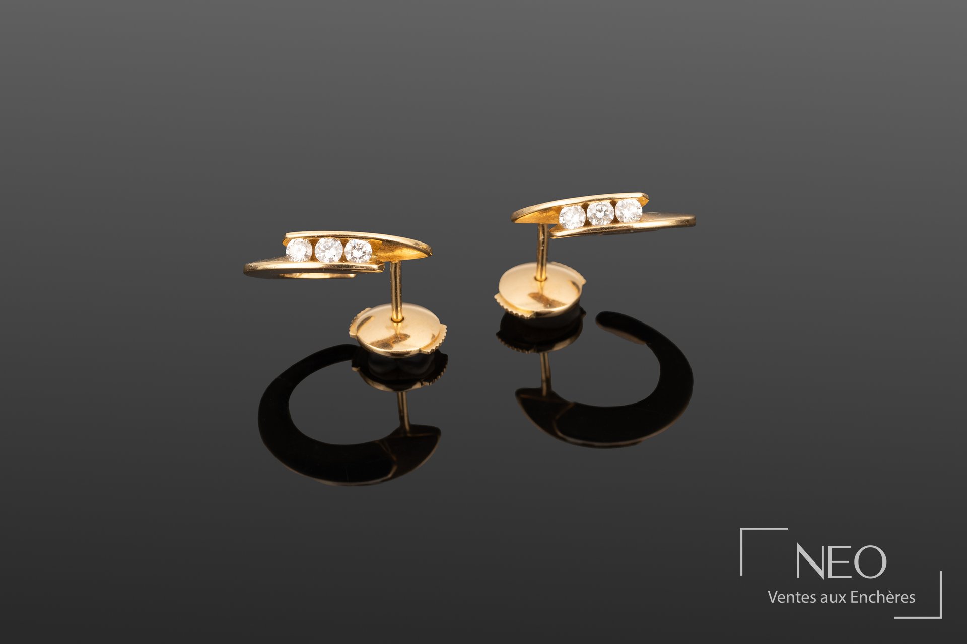 Paire de boucles d’oreilles Didier Guerin en or jaune et diamants