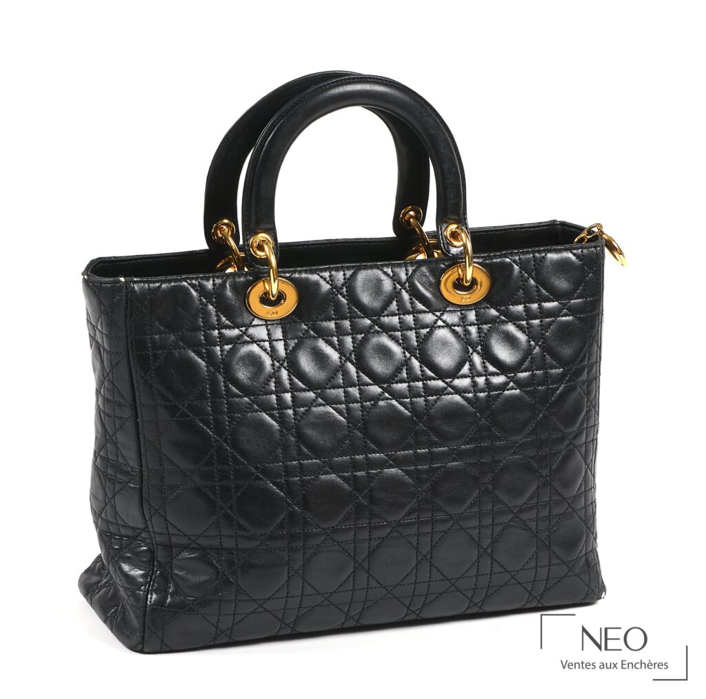 Sac Lady Dior noir en cuir matelassé avec anses rigides et bijouterie dorée
