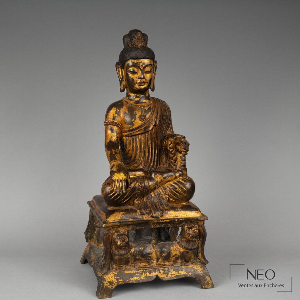 Divinité assise chinoise en métal à patine dorée