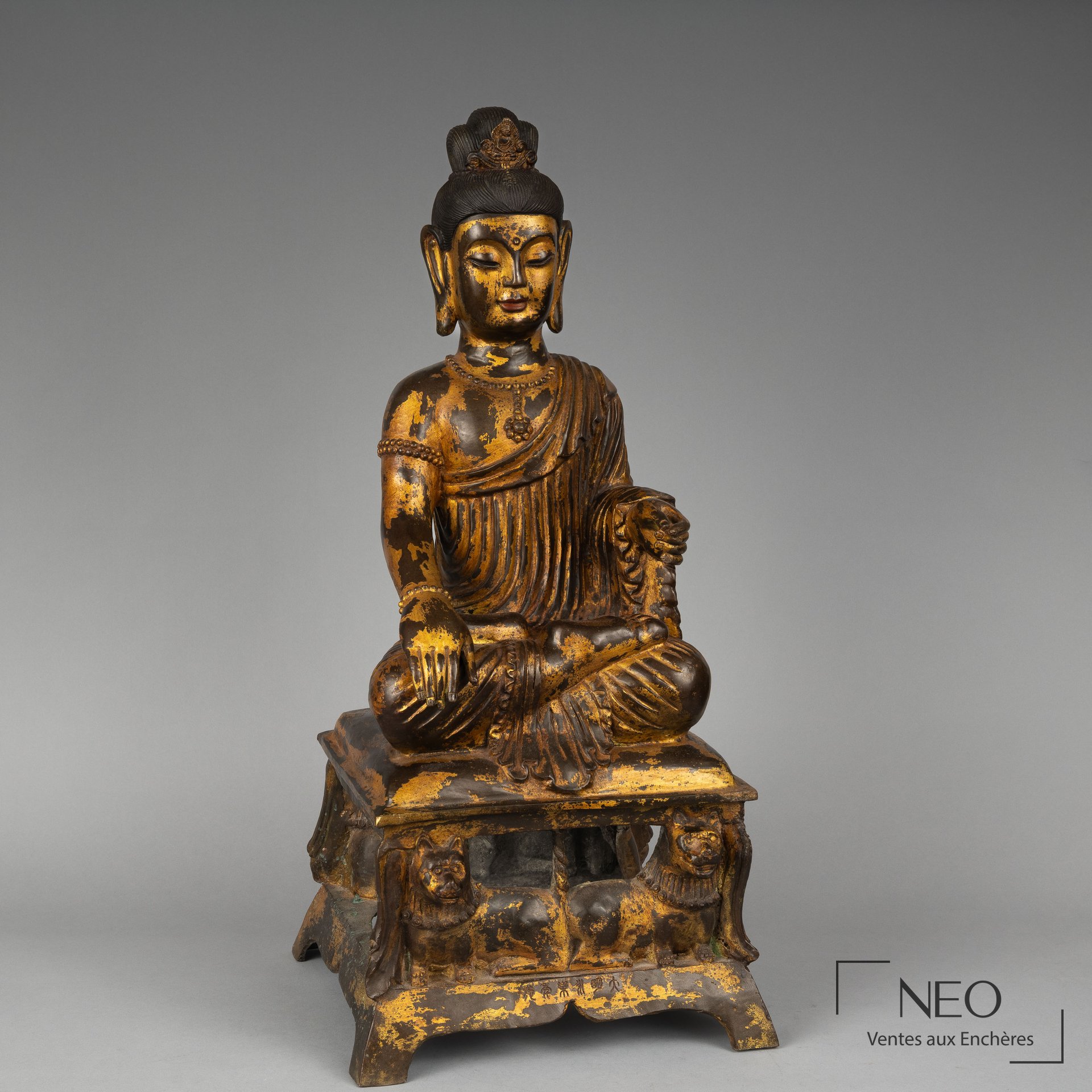 Divinité assise chinoise en métal à patine dorée, XIXe siècle ou postérieur