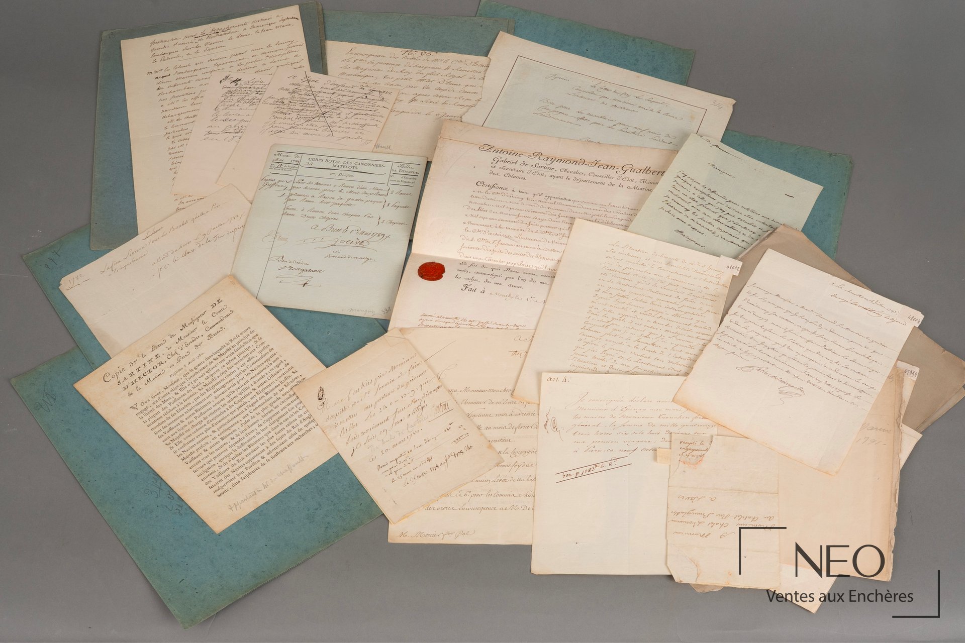 Ensemble de documents autographes et imprimés anciens disposés sur fond neutre