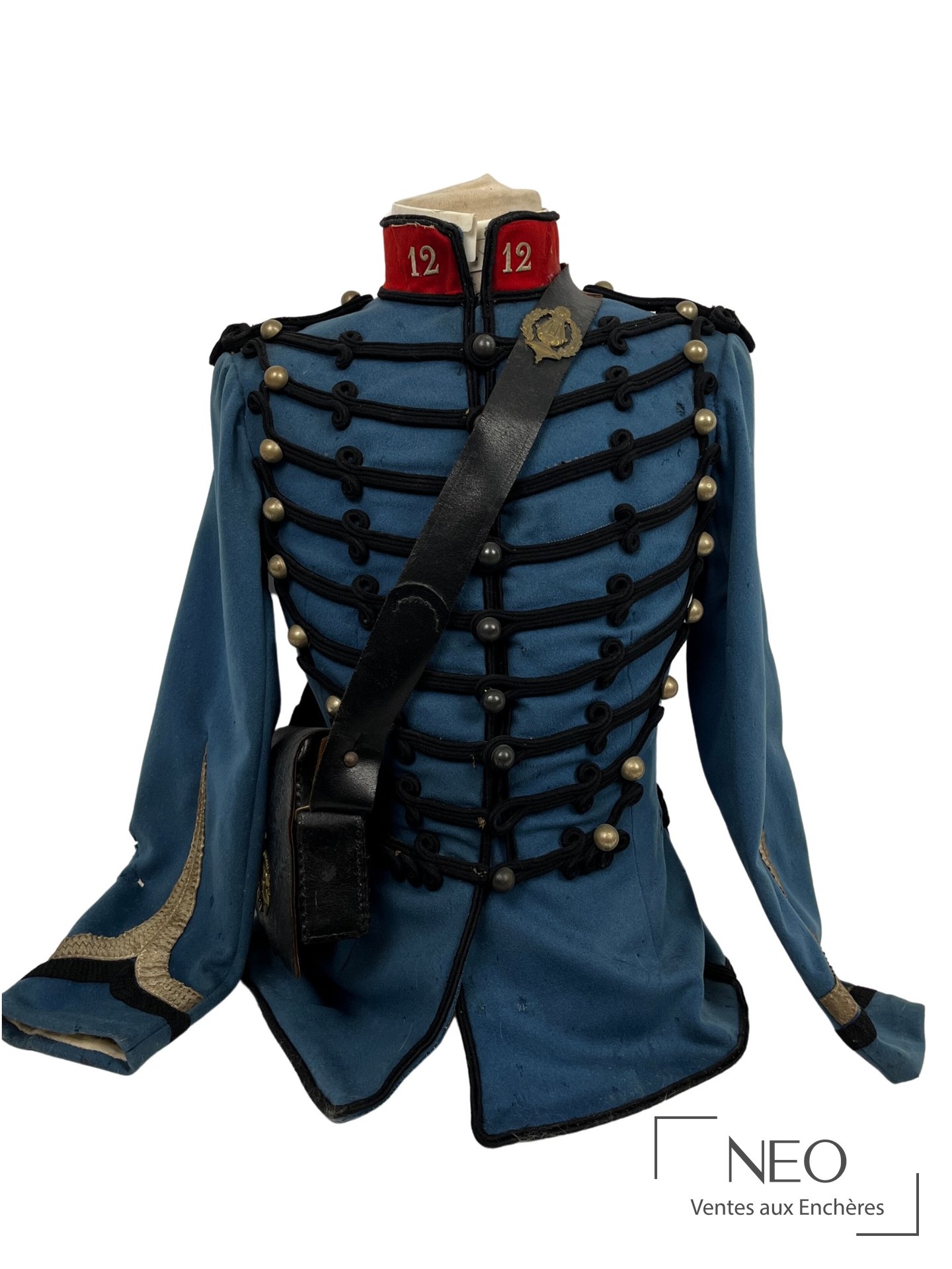 Dolman militaire bleu à col écarlate et tresses noires