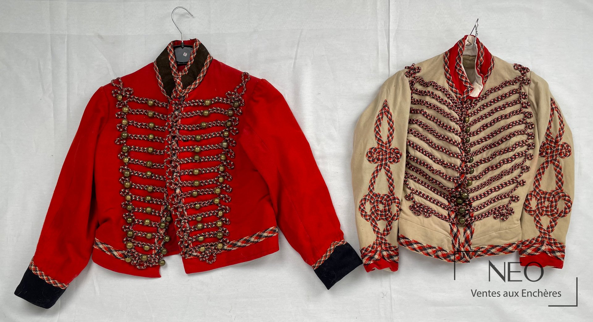 Ensemble de deux dolmans de trompette, fabrication ancienne de costumier