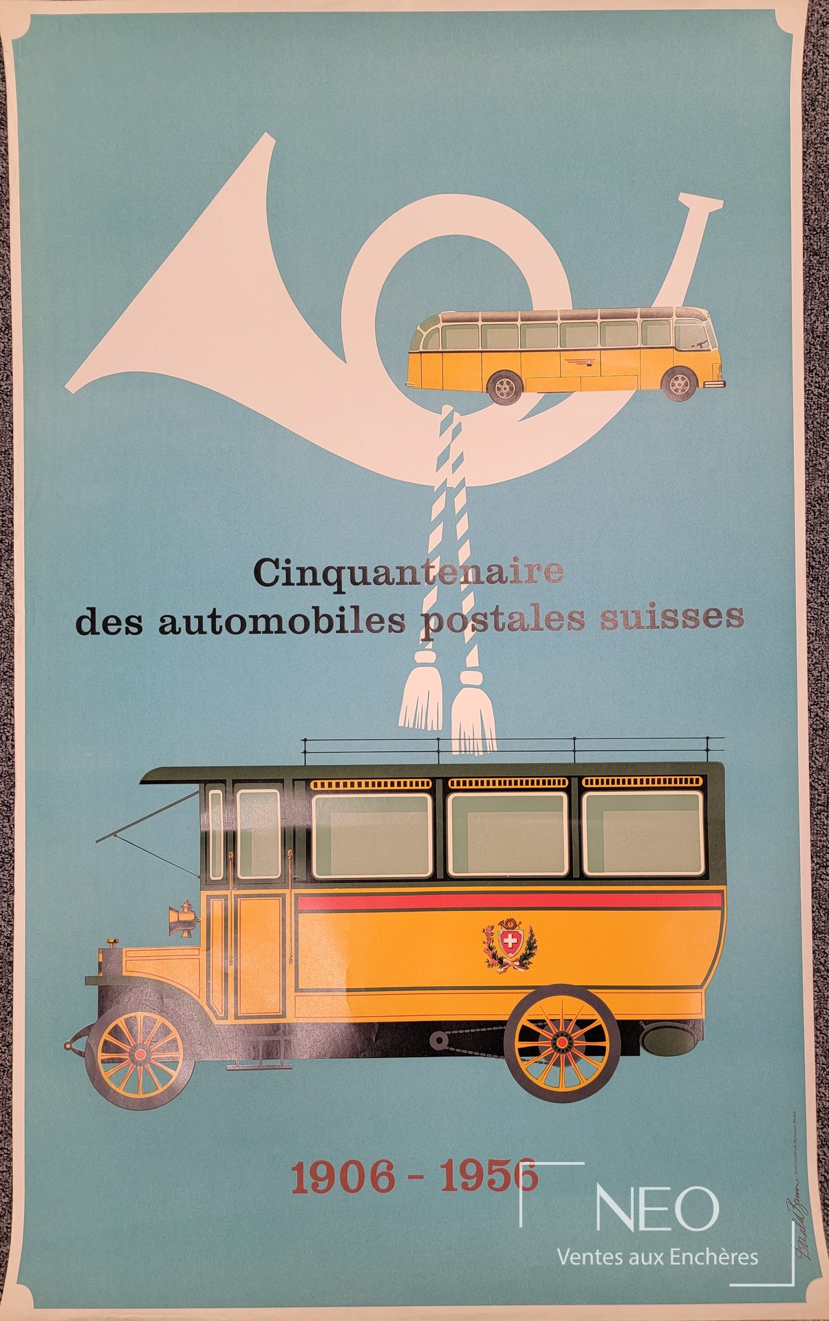 Affiche en couleurs représentant deux automobiles postales suisses sur fond bleu