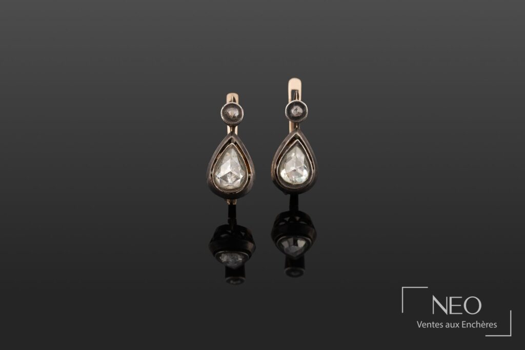 Paire de dormeuses en or jaune et argent avec diamants taille rose en poire