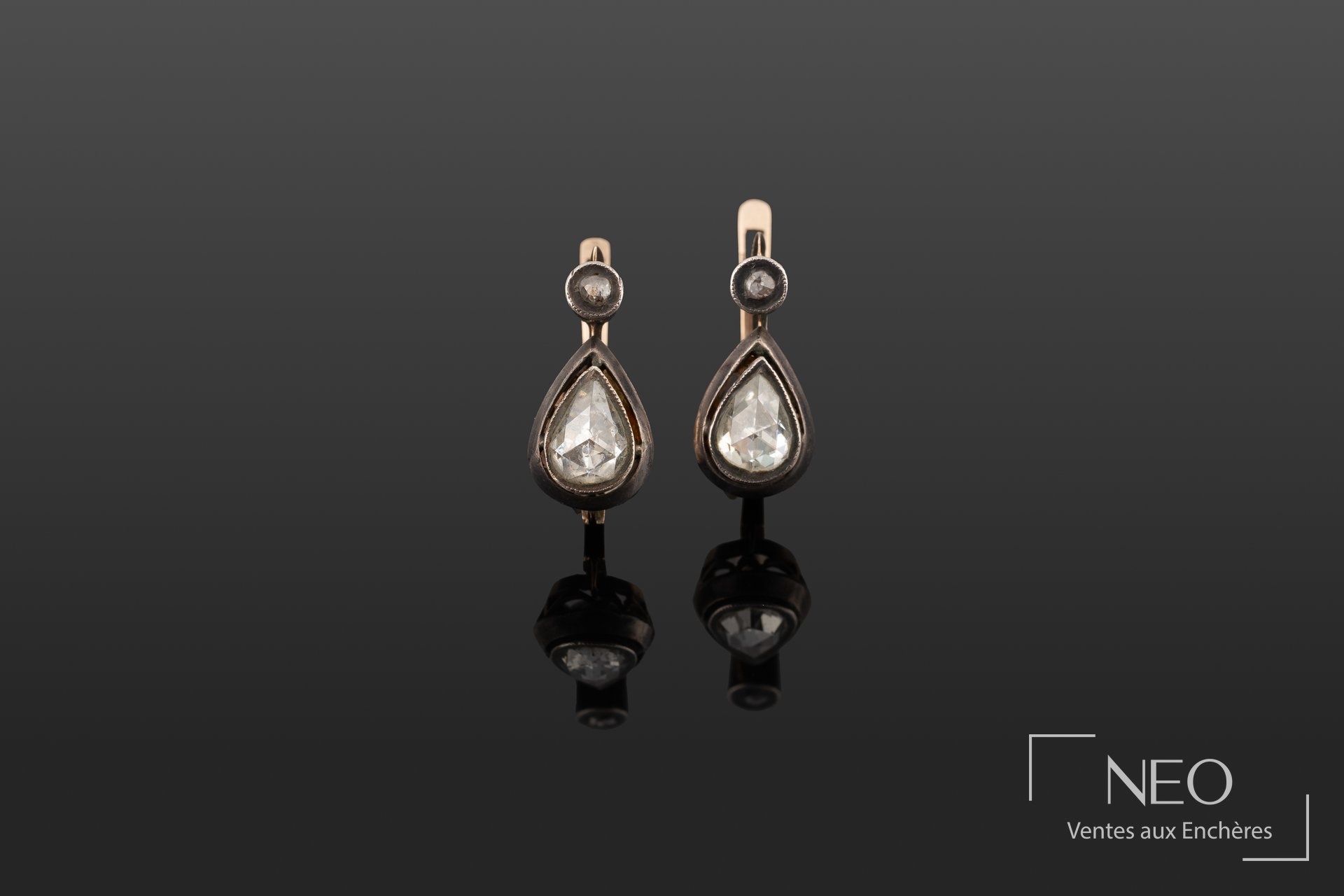 Paire de dormeuses en or jaune et argent avec diamants taille rose en poire