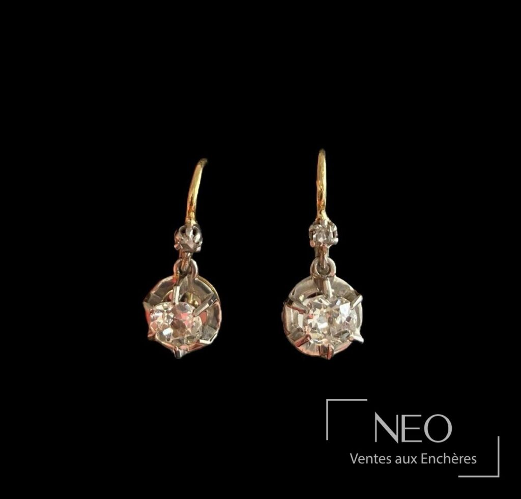 Paire de dormeuses en or jaune et platine avec diamants