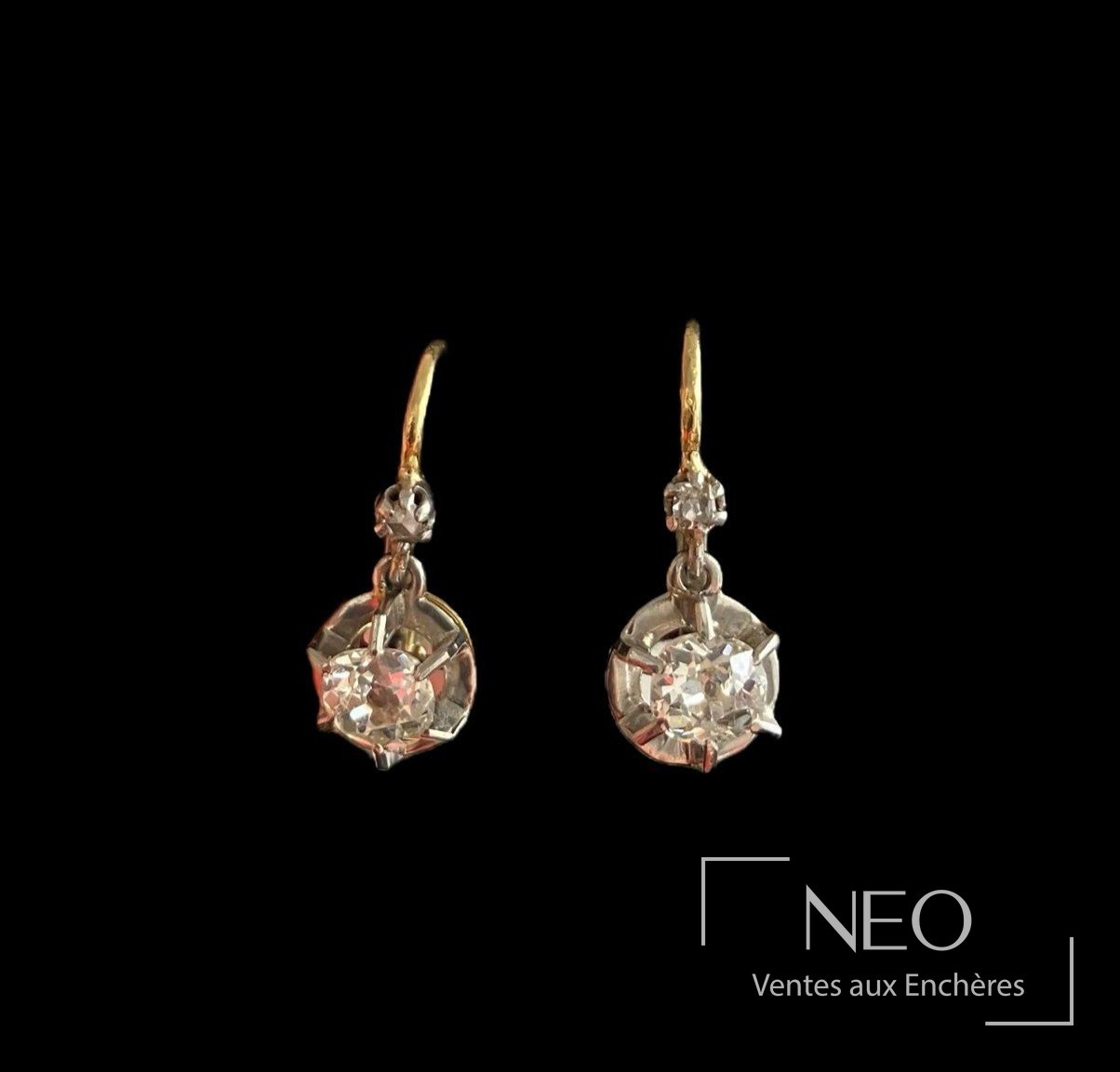 Paire de dormeuses en or jaune et platine avec diamants