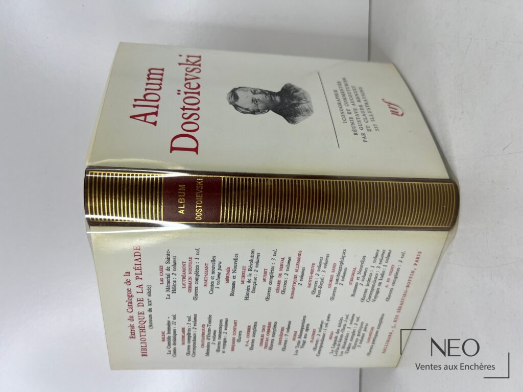 Couverture de l’album Dostoievski de la Pléiade avec dos doré et portrait central