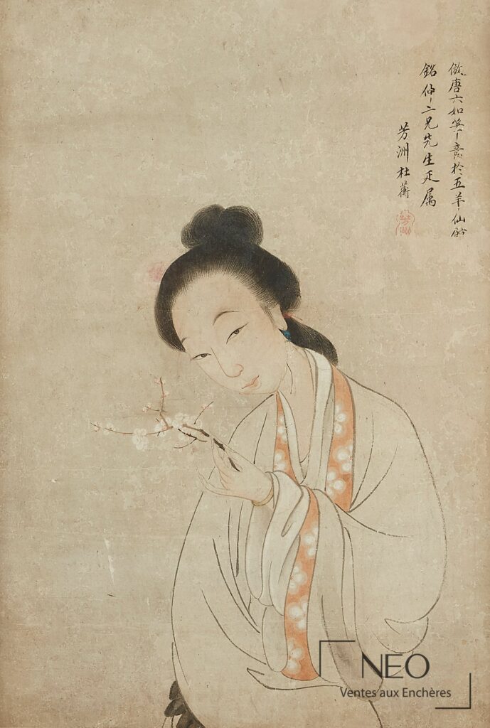 Femme tenant une tige de prunus