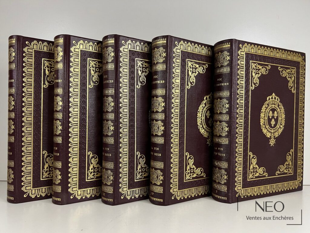 Cinq volumes reliés en maroquin brun décoré de motifs dorés
