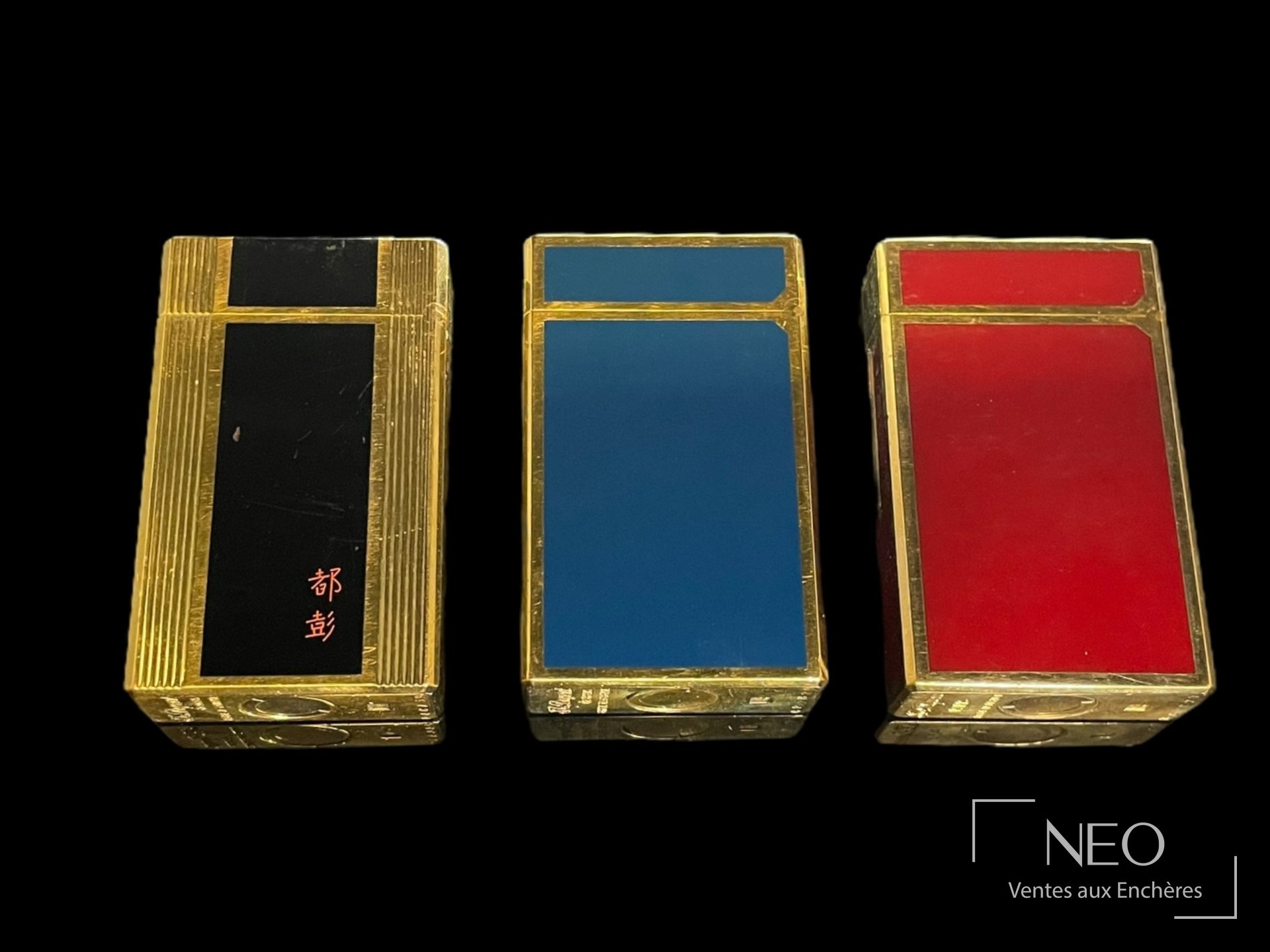 Trois briquets Dupont en laque de Chine bleu