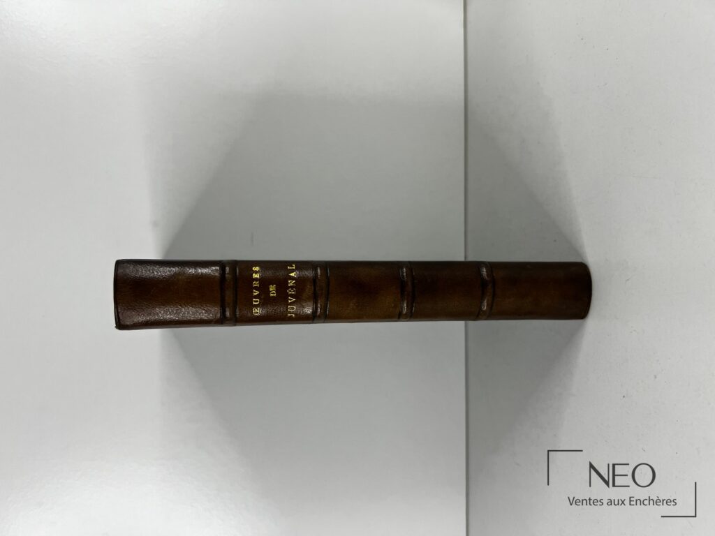 Dos d'un livre ancien en demi basane verte avec titre doré