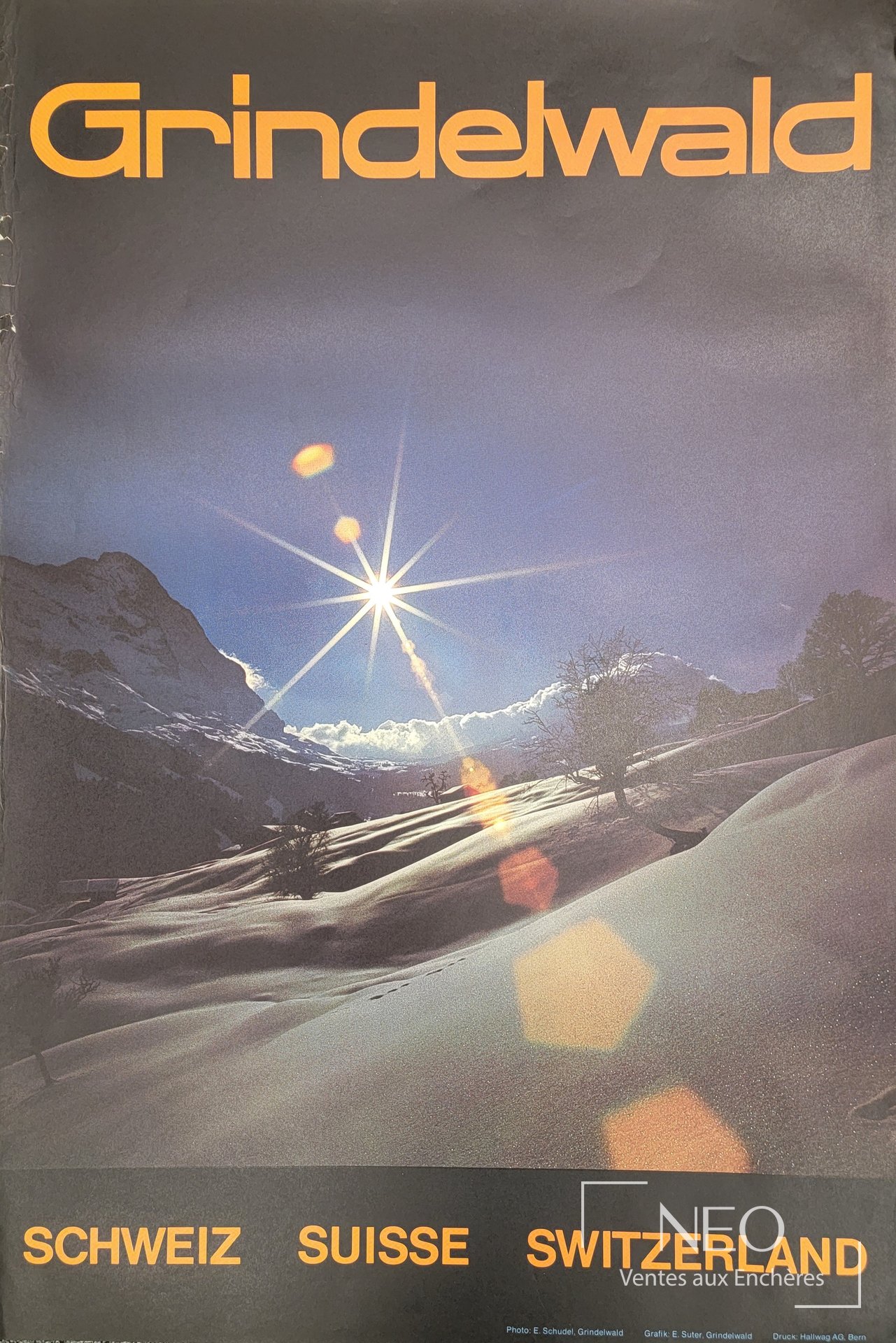 Affiche Grindelwald avec paysage de neige et grand titre orange