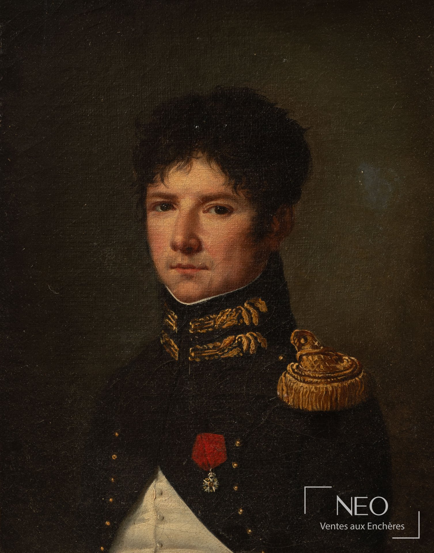Portrait peint d'un officier en habit sombre avec décorations rouges et or