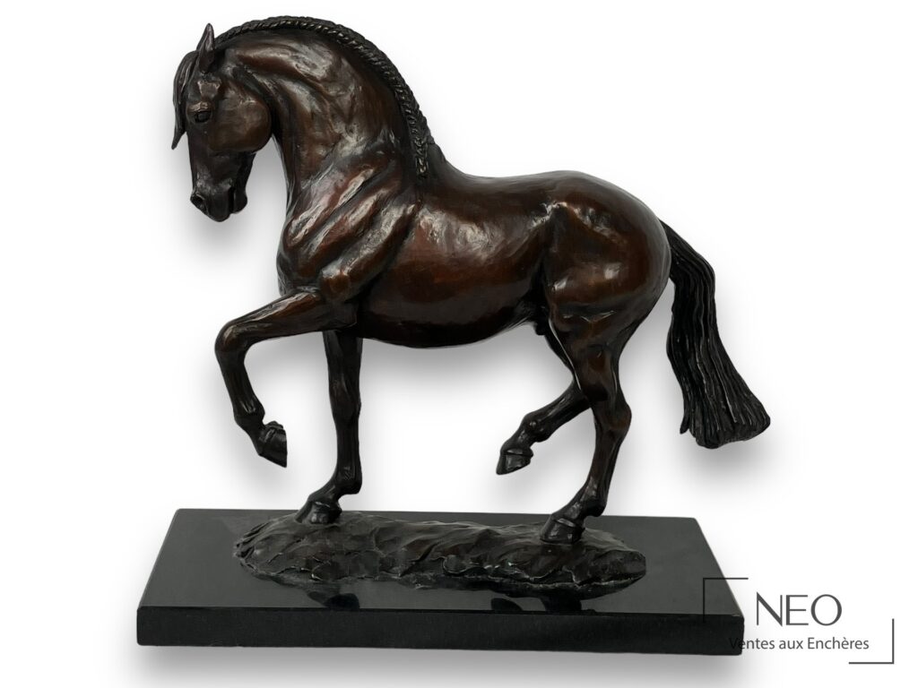 Cheval en bronze brun-rougeâtre sur base noire