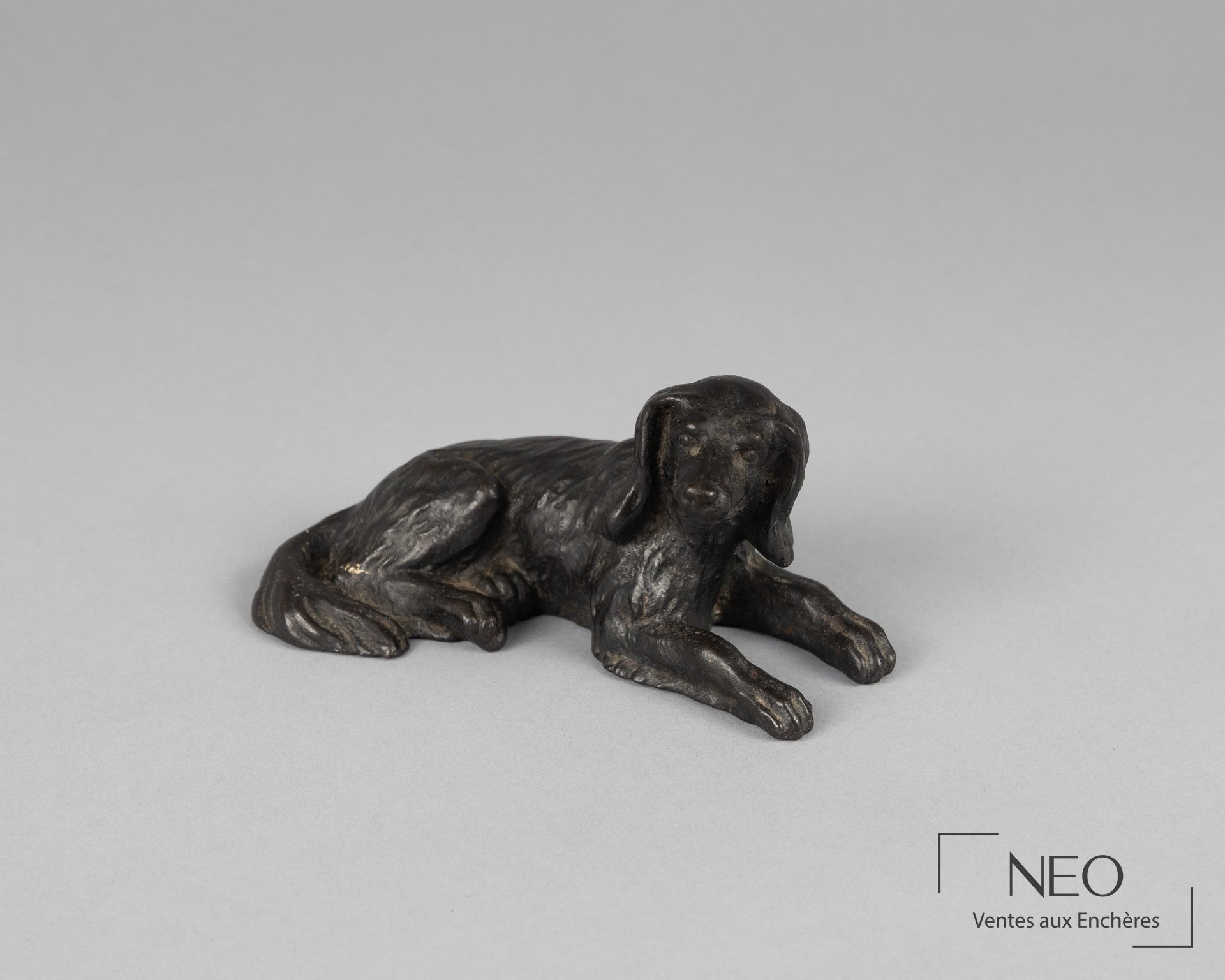 École moderne Chien allongé, épreuve en bronze à patine noire